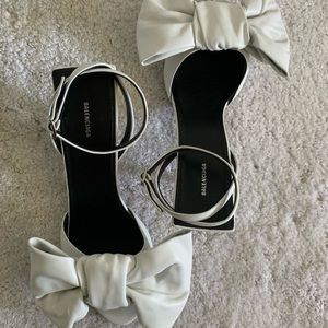 Balenciaga bow pump